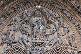 Disposición escultórica en la Fachada: