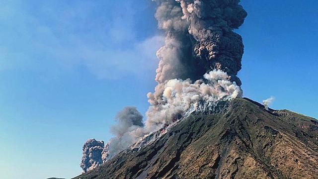 En Italia, hace erupción el volcán Stromboli.