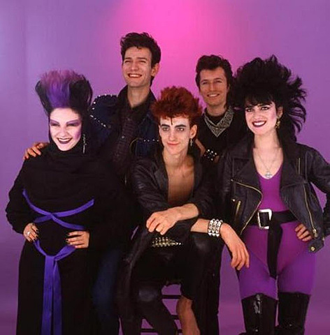 Debut Alaska y Pegamoides