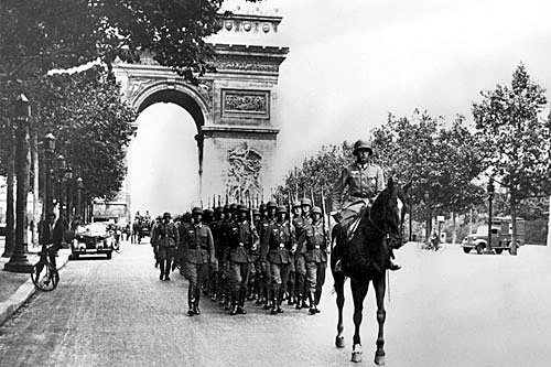 Tropas alemanas ocupan París.