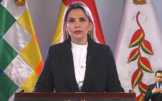 Añez anuncia cierre de fronteras, suspensión de viajes y restricción vehicular