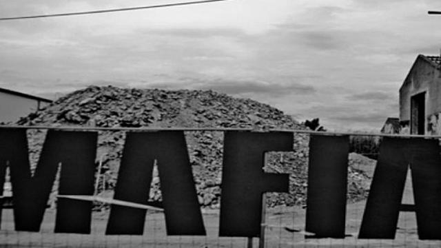 Relaciones entre mafiosos con políticos y escritores.