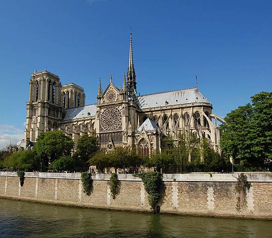 Comienza la construcción de la Catedral de Notre Dame de París, Francia