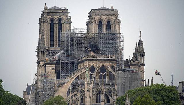 Notre Dame empieza a construirse