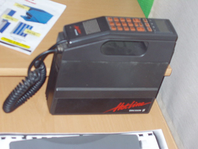 Esimene mobiiltelefon