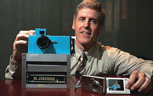 Kodak enpresak haren lehenengo kamera digitala iragarri zuen.