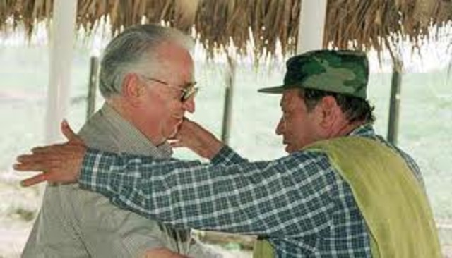 Belisario Betancur inicia gestiones de paz
