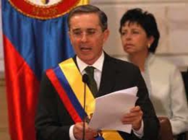 Es reelegido Álvaro Uribe