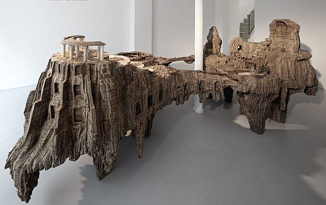 Prof - Le savoir-faire / Eva Jospin&nbsp;: «&nbsp;Nymphées&nbsp;» (carton, papier coloré, laiton, bois, plâtre, 330 x 180 x 160 cm, Galerie Suzanne Tarasieve, Paris)