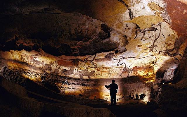 Prof - Permanent ou éphémère / Anonymes&nbsp;: «&nbsp;Grotte de Lascaux&nbsp;» (fresques, peintures, gravures sur de la roche calcaire, réparties sur 250 m de galeries, Montignac-Lascaux, Dordogne, art pariétal)
