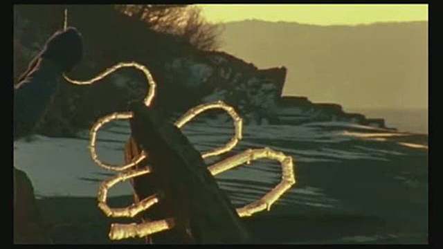 Prof - Naturel / artificiel / Andy Goldsworthy&nbsp;: «&nbsp;Pics de glace assemblés sous une nouvelle forme. Deuxième essai (le premier a fondu)» (pics de glace autour d’une roche, travail in-situ, Fox Point, Nouvelle-Ecosse, canada, Land Art)