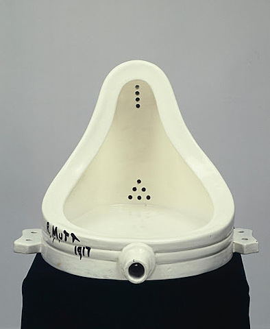 Prof - Naturel / artificiel / Marcel Duchamp&nbsp;: «&nbsp;Fontaine&nbsp;» (ready-made, urinoir en porcelaine signé du pseudonyme «&nbsp;R.Mutt&nbsp;»&nbsp;; 63 x 48 x 35 cm&nbsp;; l’original ayant disparu, il en existe 10 répliques, dont celle du Musée National d’Art Moderne à Paris)