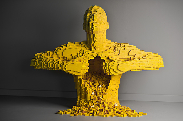 Prof - Créer avec des matériaux qui n'ont rien d'artistique / Nathan Sawaya&nbsp;: «&nbsp;Yellow&nbsp;» (briques Lego en plastique collées, 71,1 x 88,9 x 48,3 cm, collection personnelle de l’artiste, exposition du 14/05 au 30/08 2015, Parc des Expositions de Versailles)
