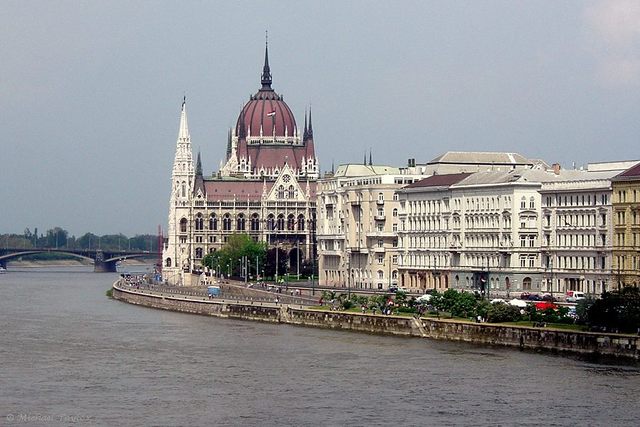 The first commoners were allowed in parliament.