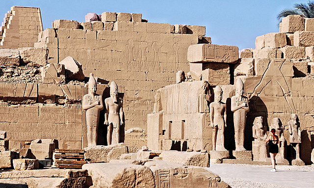Comeza a construción do santuario de Karnak