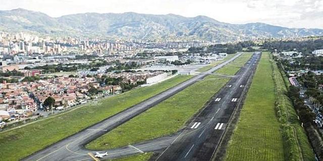 Inauguración de la actual pista del aeropuerto Olaya Herrera de Medellín.