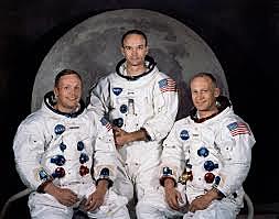 American astronauts Armstrong and Aldrin step on the moon.