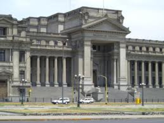 Un comando del M-19 asalta el Palacio de Justicia y toma como rehenes a magistrados de la Corte Suprema de Justicia