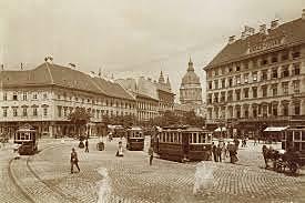 Budapestre költözött