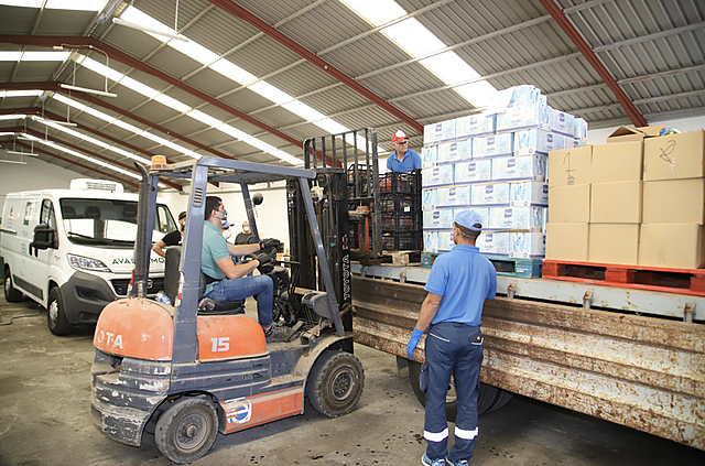 El Cabildo inicia el reparto de lotes de alimentos para compensar el cierre de comedores escolares