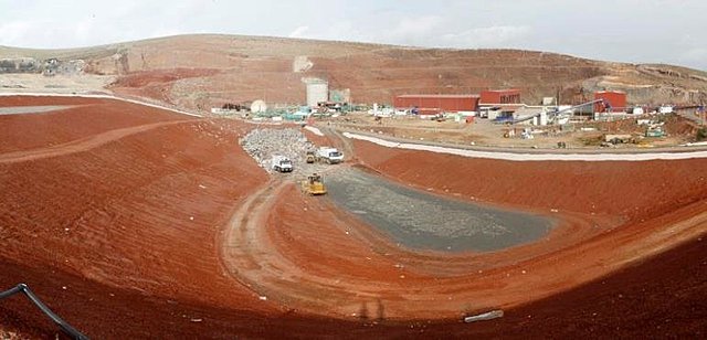 Los trabajadores de Zonzamas creen que se está poniendo en riesgo su salud y piden dejar de tratar la basura