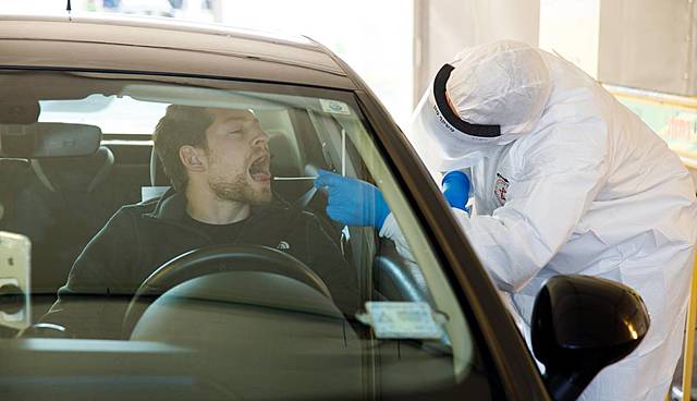 Los test rápidos por coronavirus llegarán primero a sanitarios y residencias de ancianos