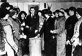 Las primeras mujeres empiezan a votar