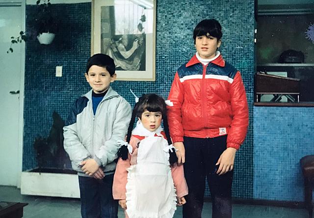 "Allá... por salita de 3"