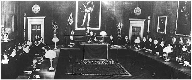 El Rey Victor Manuel III destituye a Mussolini