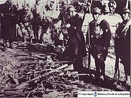 Miles de refugiados y el propio gobierno republicano cruzan la frontera francesa; los franquistas conquistan el resto de Cataluña.