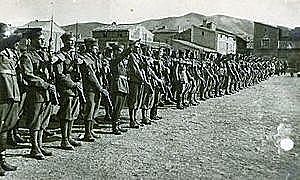 Los primeros soldados italianos, enviados por Mussolini, llegan a para ayudar a las fuerzas franquistas.