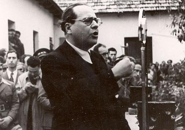 El socialista Juan Negrín sustituye a Largo Caballero al frente del gobierno republicano.