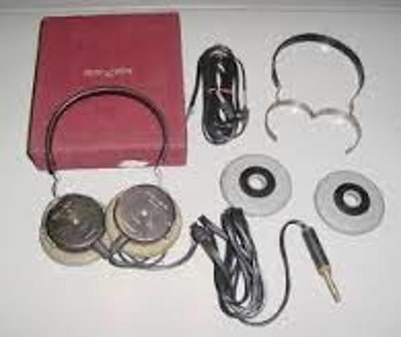 The first dynamic headphones