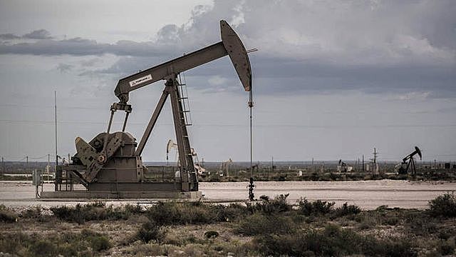 Humble Oil vende acciones a Standard Oil of New Jersey