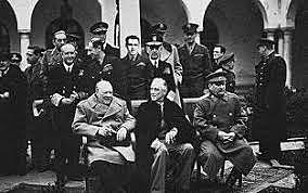 Hitler restableció el servicio militar obligatorio e inició una política de reforzamiento del Ejército.