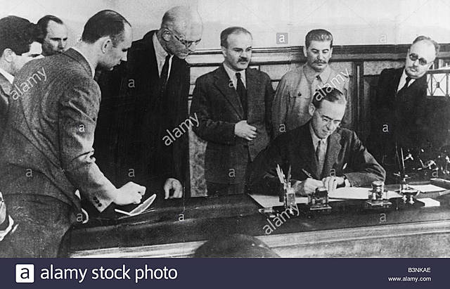 Firman pacto de asistencia mutua entre Francia y la URSS