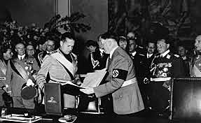 Hitler y Mussolini firmaban una coalición militar