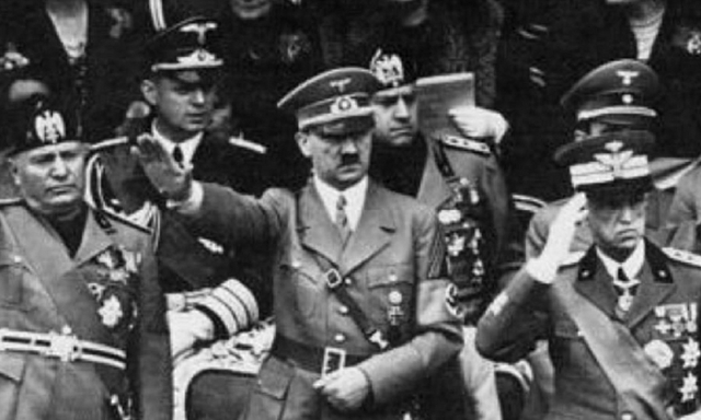 El Rey Victor Manuel III Destituye a Mussolini