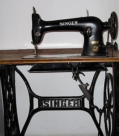 Máquina de Coser con Pedal.