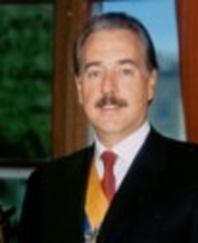 Asume la presidencia de Colombia, Andrés Pastrana Arango en reemplazo de Ernesto Samper.