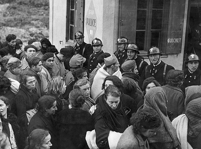 MILES DE REFUGIADOS Y DEL GOBIERNO REPUBLICANO CRUZAN LA FRONTERA FRANCESA Y LOS FRANQUISTAS CONQUISTAN EL RESTO DE CATALUÑA