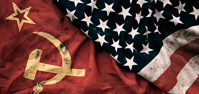 En 1949 se inicia La Guerra Fría y Estados Unidos ve en España un aliado perfecto para evitar la expansión del comunismo por el sur de Europa de manera que poco a poco las posturas se van acercando y España va saliendo de ese aislamineto.