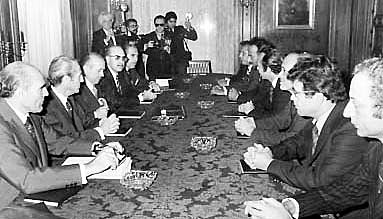 En 1953 España firma el concordato con el Vaticano que sirve para que los católicos del mundo acepten a Franco como el único dirigente en España y ese mismo año se firma el Acuerdo de Madrid en la que España es considerada aliada de los norteamericanos.