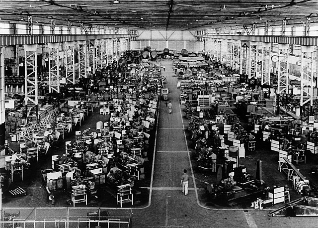 En 1940 el estado pone en marcha el Instituto Nacional de Empresa (INE) formado por empresas que pertenecen al estado.