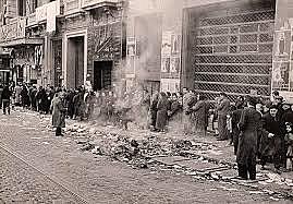 Miles de refugiados y el propio gobierno republicano cruzan la frontera francesa; los franquistas conquistan el resto de Cataluña