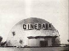 Se proyecta la primera película sobre una pantalla circular