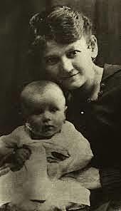 muere su madre Emilia Kaczorowska.