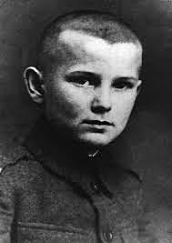 su inclinación al teatro e invitación a hacerse sacerdote