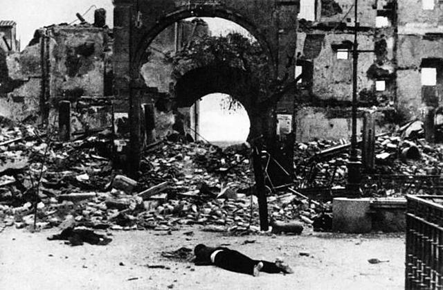 Francisco Franco destina parte de sus fuerzas para liberar a los rebeldes asediados en el Alcázar de Toledo y es designado generalísimo y jefe del gobierno.