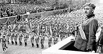 El general Francisco Franco decide destinar una importante parte de sus fuerzas para liberar a los rebeldes asediados en el Alcázar de Toledo. Franco concentra el poder entre los sublevados: es designado generalísimo y jefe del gobiern